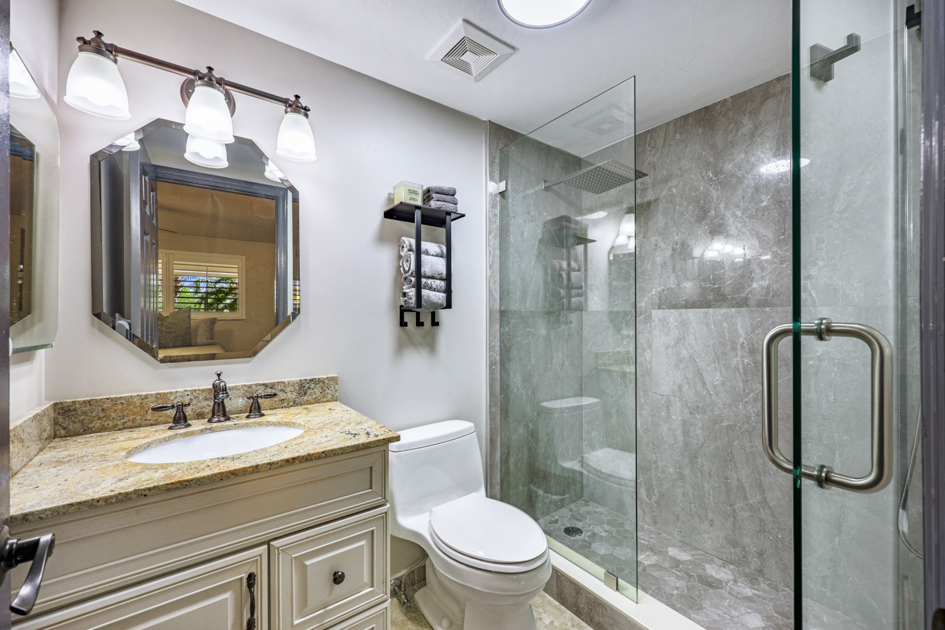Guest bathroom / Baño de huéspedes