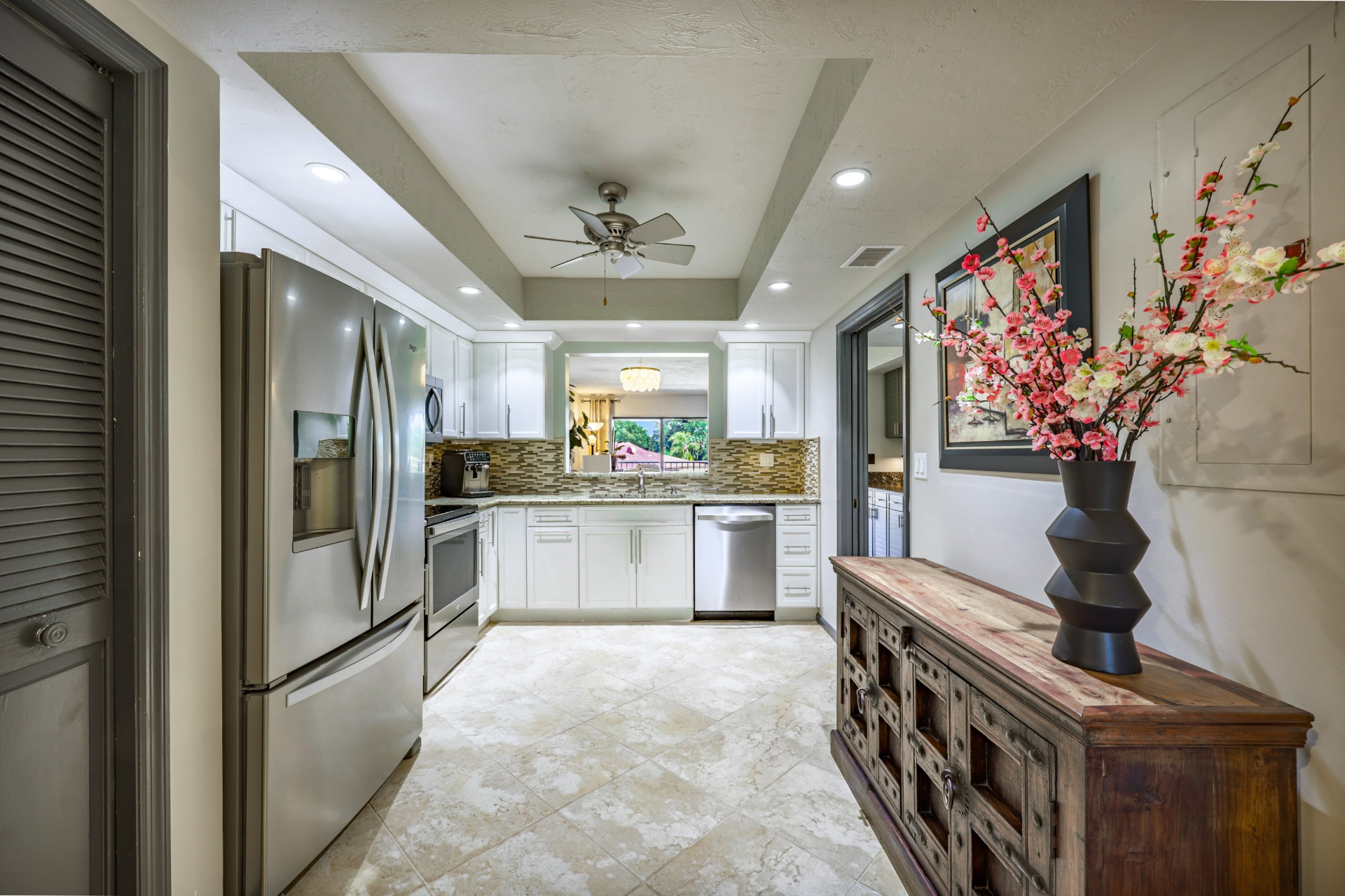 Cocina con vista al comedor