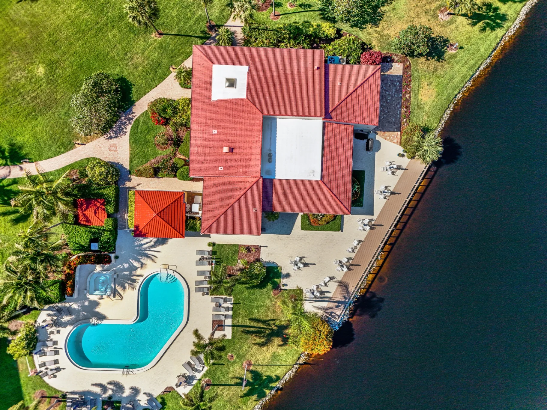 Piscina del clubhouse de Hyde Park frente al lago