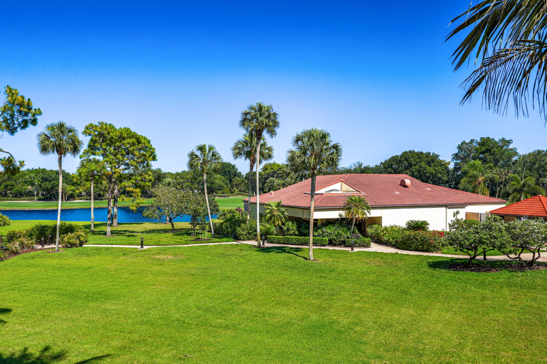 Vista desde la terraza al lago y campo de golf